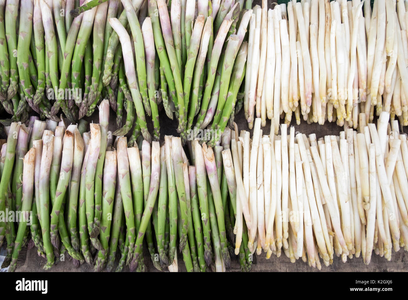 Les asperges, vert et blanc dans marché français Banque D'Images