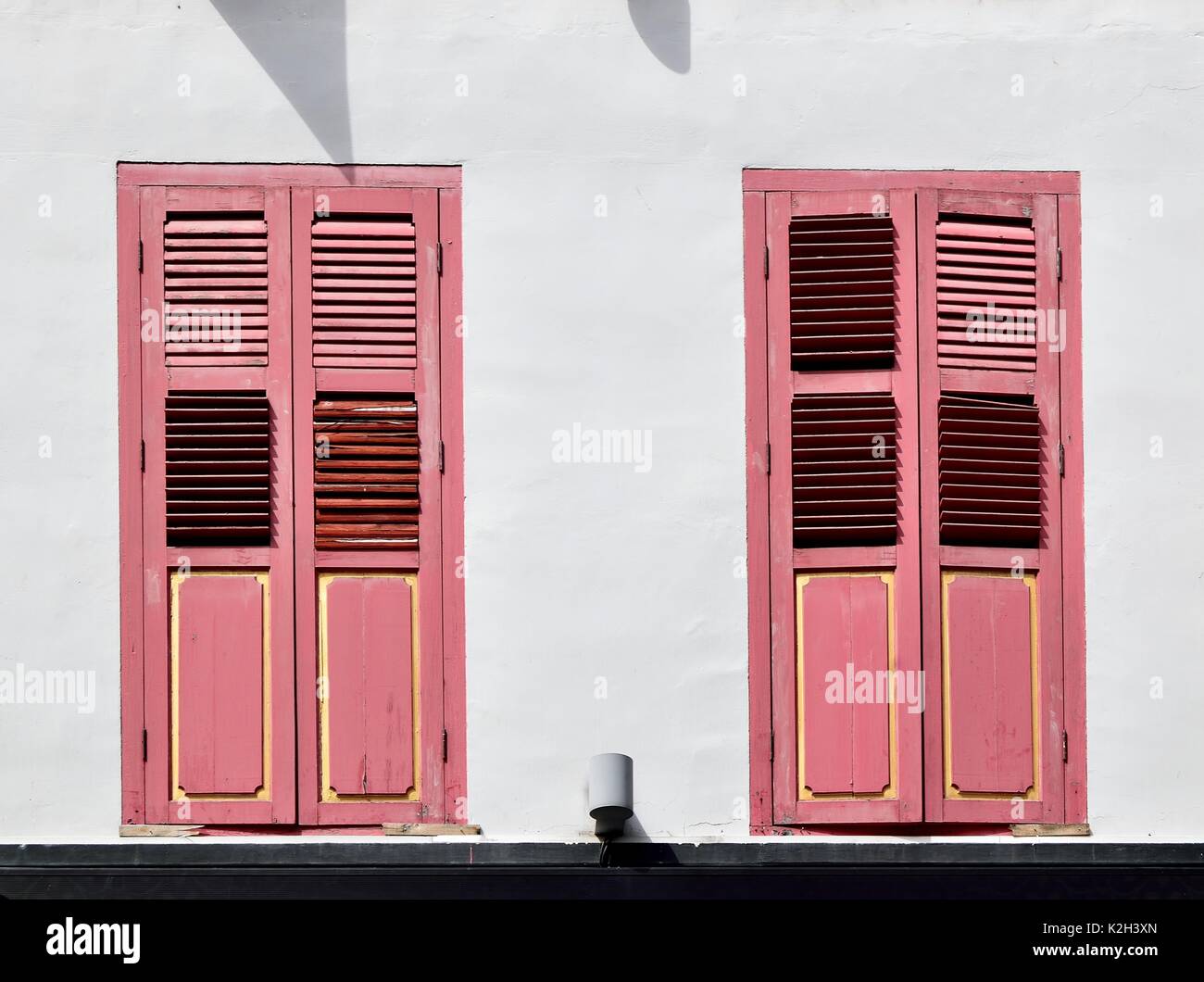 Extérieur de maison avec boutique traditionnelle en bois rose majorquines dans le Chinatown de Singapour Banque D'Images