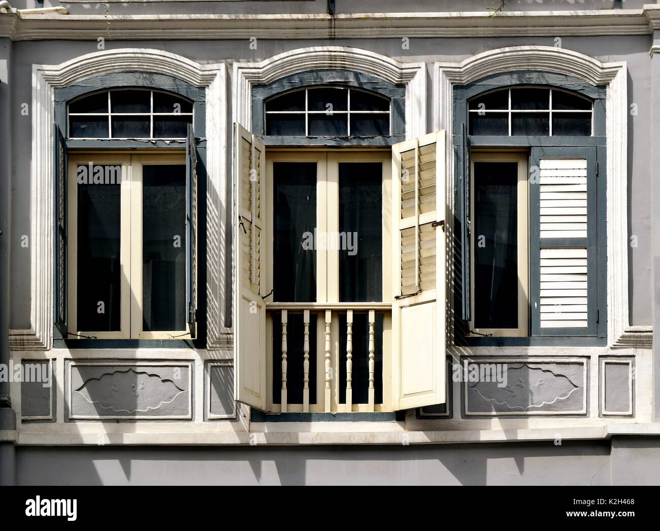 Boutique traditionnelle avec extérieur de maison en bois gris et blanc les majorquines, fenêtres et balcon en bois dans le Chinatown de Singapour Banque D'Images