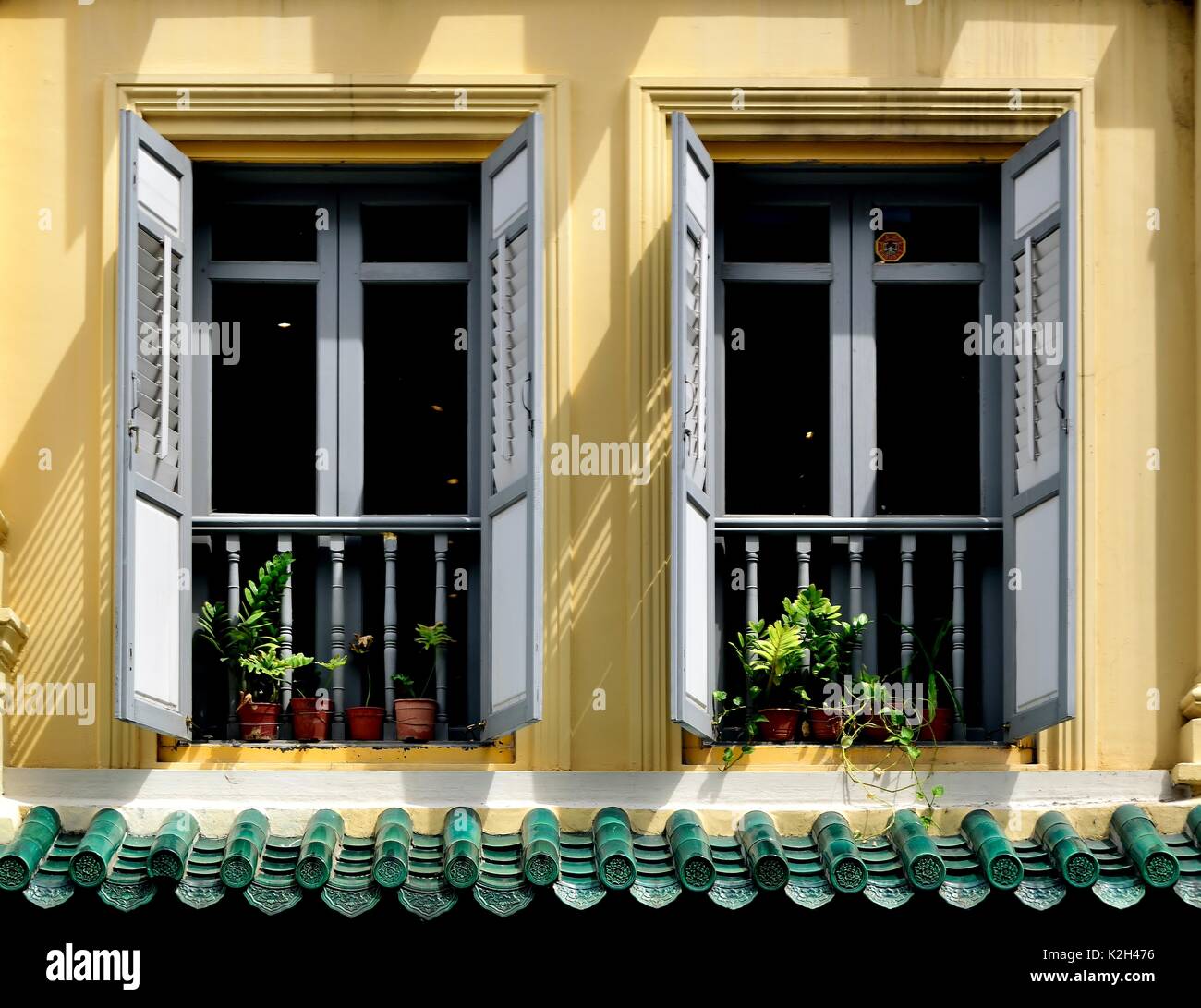 Boutique traditionnelle avec extérieur de maison en bois gris et blanc les majorquines, fenêtres et balcon en bois dans le Chinatown de Singapour Banque D'Images