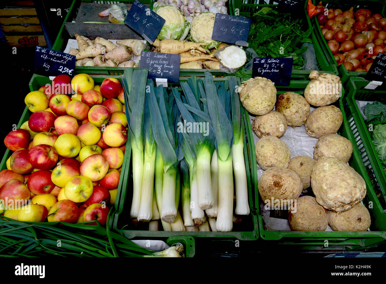 Échoppe de marché offrant différentes sortes de fruits légumes de gauche à droite : apple, var. Elstar, poireau et céleri Banque D'Images