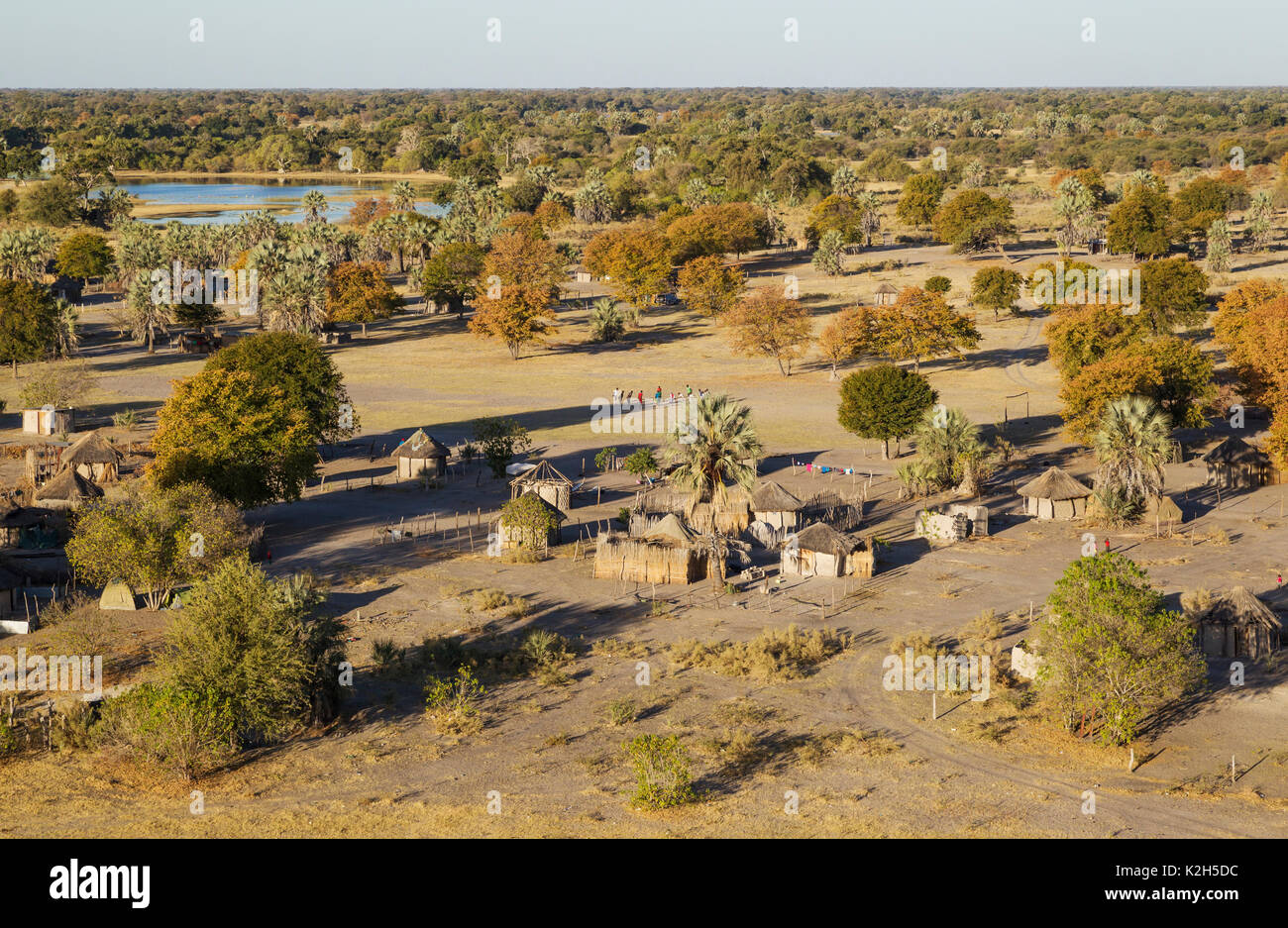 Village natal juste en dehors de la zone protégée, un groupe de jeunes hommes se préparer pour un match de football, vue aérienne, Okavango Delta, Botswana Banque D'Images