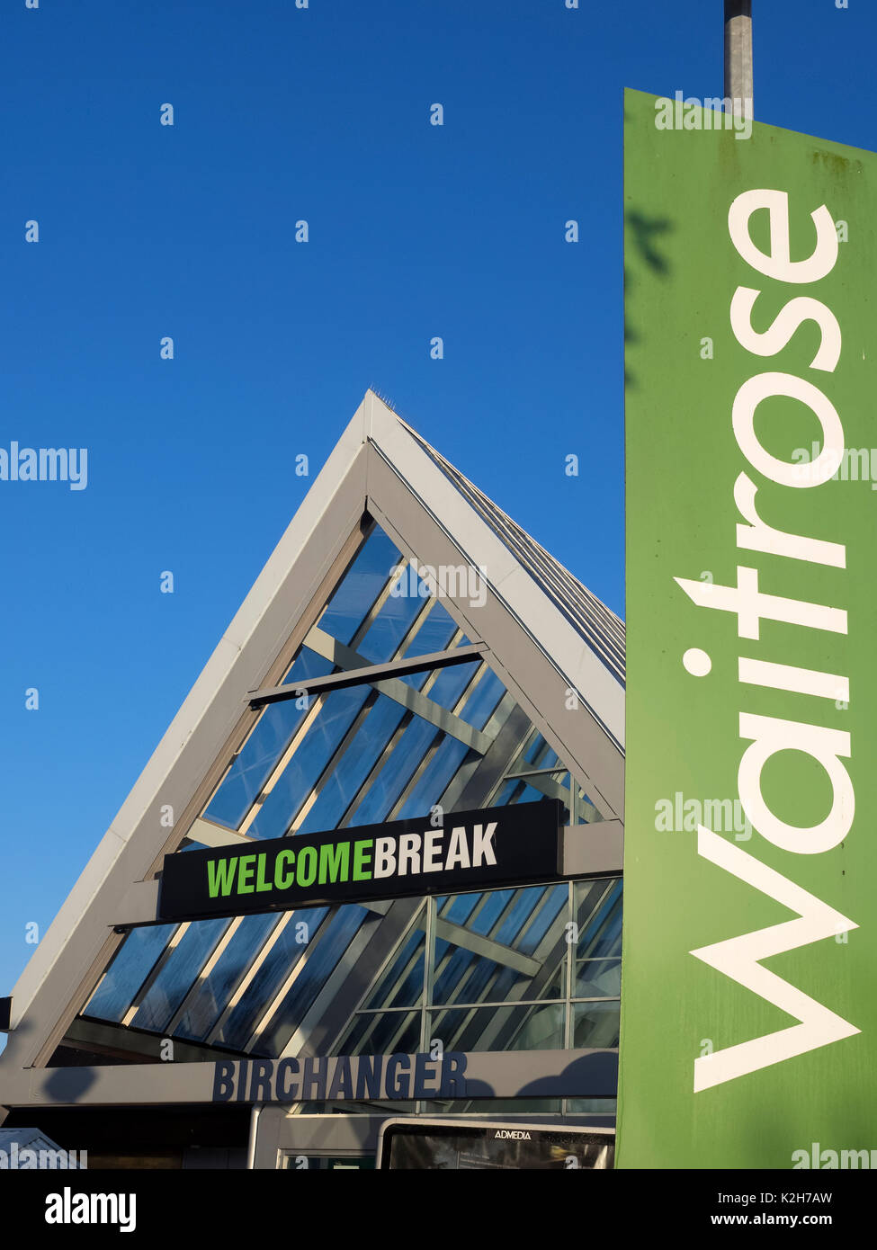 BIRCHANGER, ESSEX, Royaume-Uni - 11 AOÛT 2017 : bannière Waitrose volant à côté des services de pause de bienvenue à Birchanger le M11 Banque D'Images