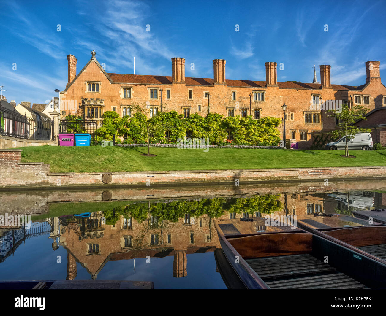CAMBRIDGE, Royaume-Uni - 11 AOÛT 2017 : bâtiment et résection du Magdalene College vus de l'autre côté de la rivière Cam Banque D'Images