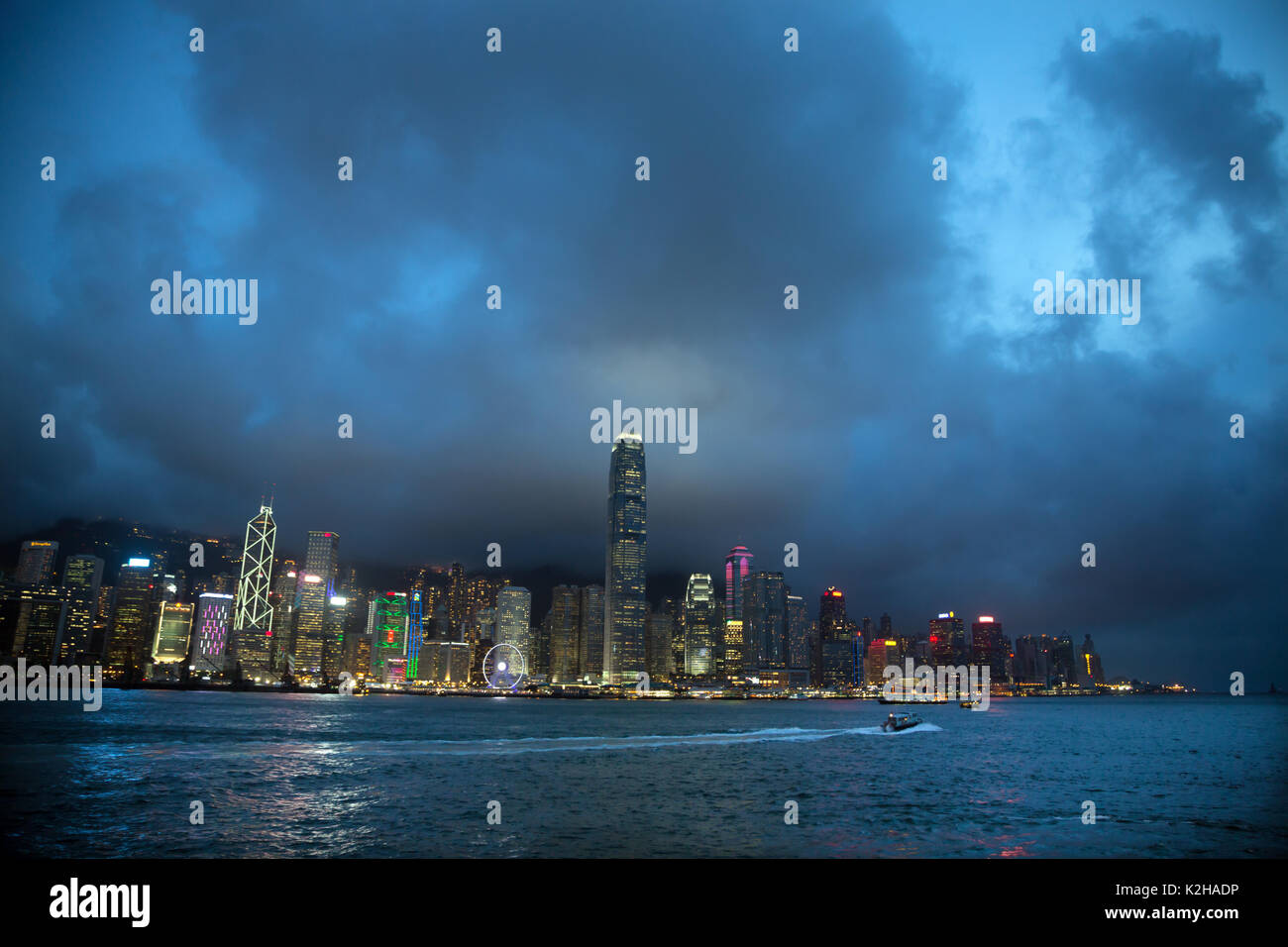 Fin de la journée sur la majestueuse d'horizon de Hong Kong, vu de la promenade de Tsim Sha Tsui. Banque D'Images
