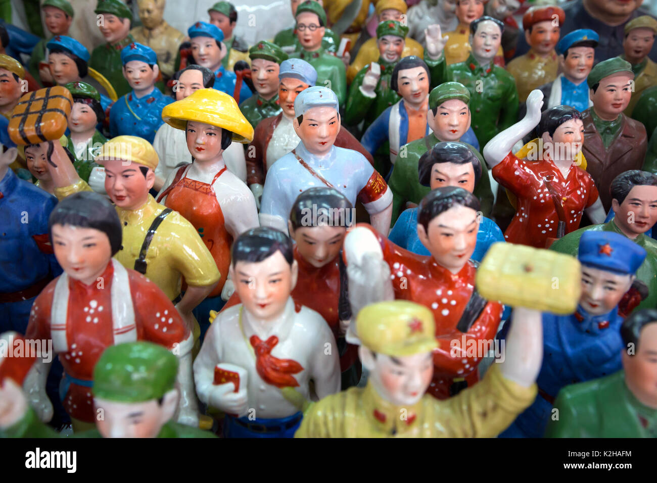 Figurines en porcelaine de dirigeants communistes et le peuple chinois à vendre à Cat Street, Hong Kong Central. Banque D'Images