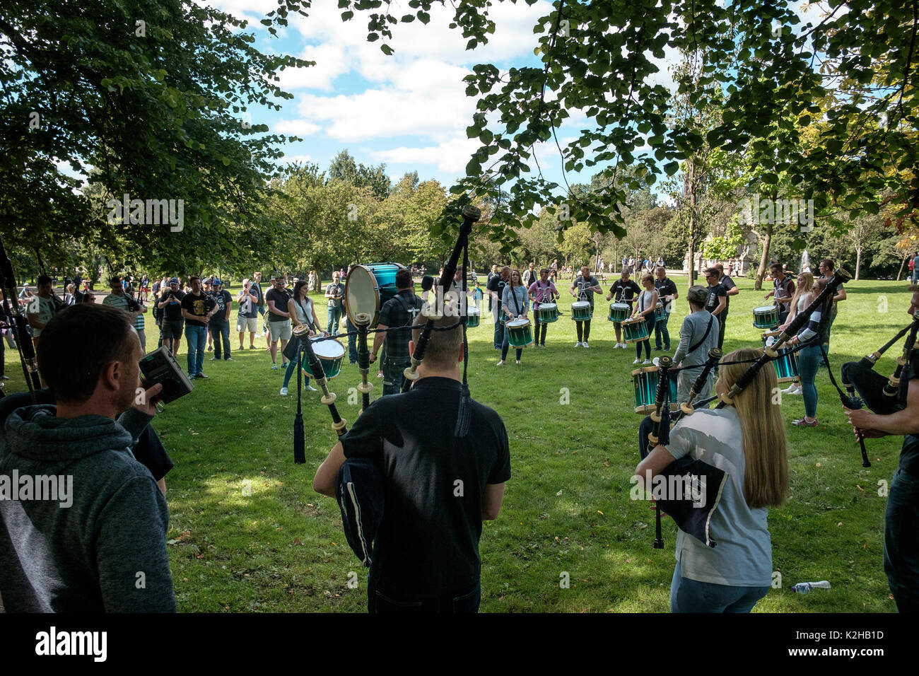 Une pipe band pratiquant dans l'uniforme du parc Kelvingrove Glasgow la perspective de la Coupe du monde de Pipe Band Championship 2017 tenue dans la ville deux jours plus tard. Banque D'Images