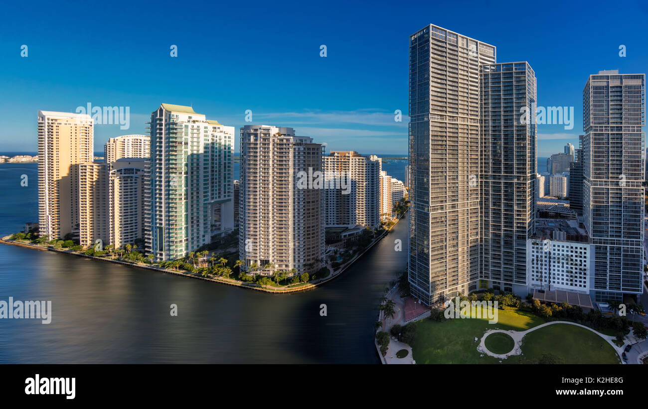 Skyline Brickell comme le soleil se couche à Miami. Banque D'Images