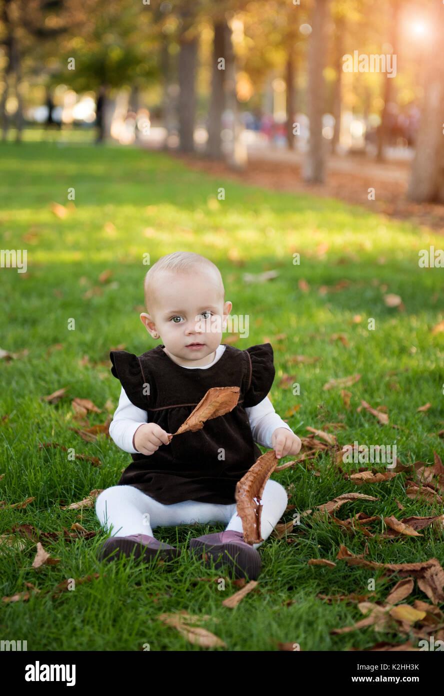 Cute girl se trouve dans le parc dans la journée d'automne Banque D'Images