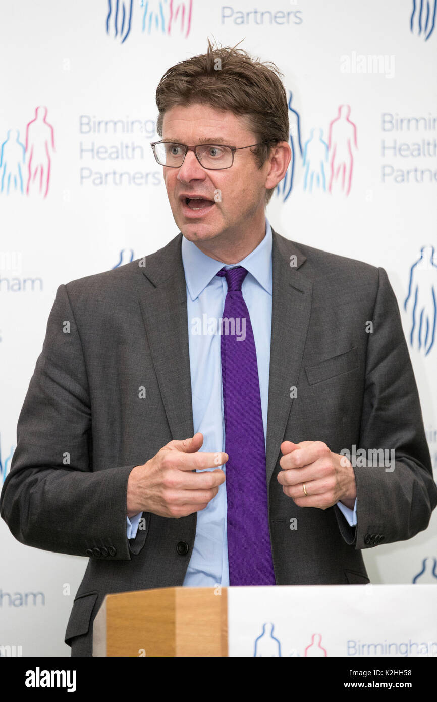 Secrétaire d'entreprise Greg Clark parle lors du lancement de la stratégie industrielle des sciences de la vie à l'Université de Birmingham, Institut de médecine translationnelle, à Birmingham. Banque D'Images