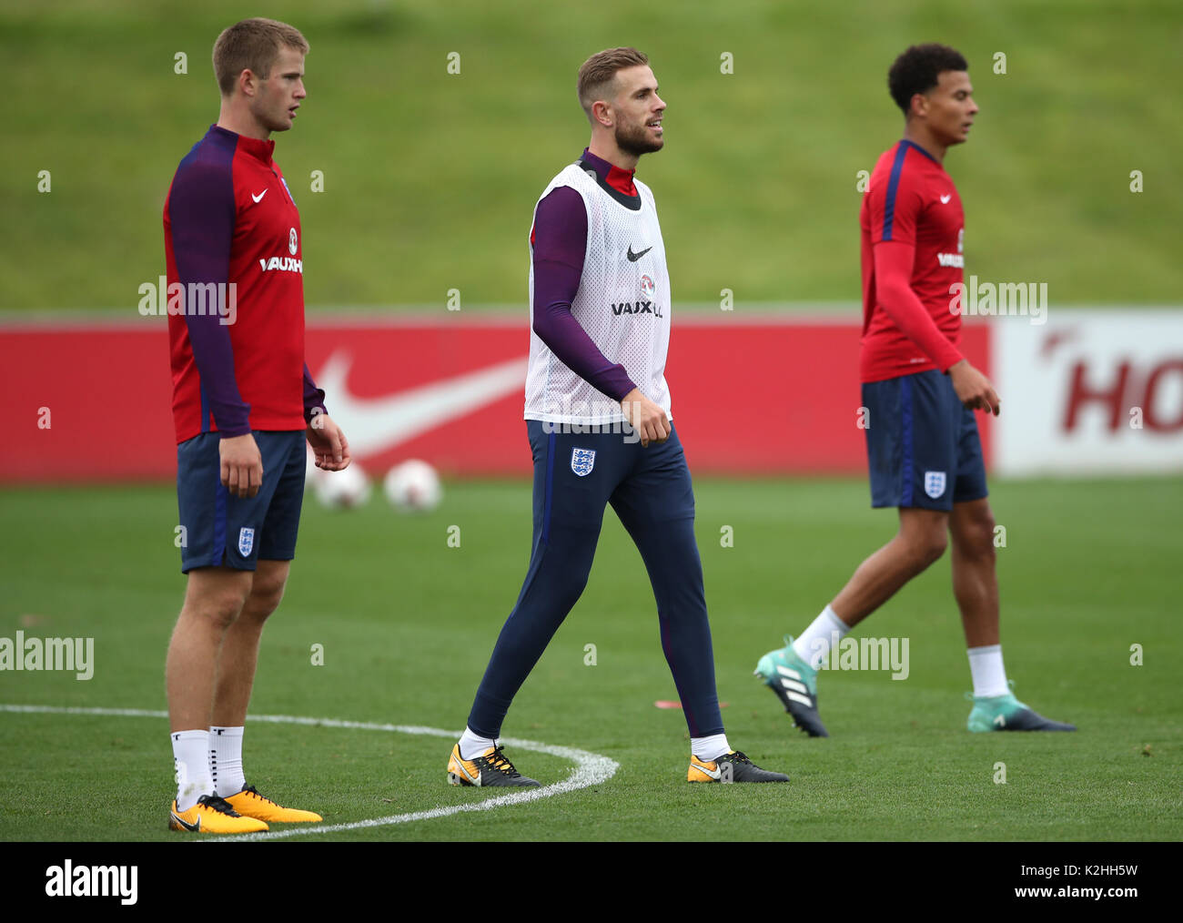 L'Angleterre Eric Dier (à gauche), la Jordanie Henderson (centre) et alli Dele pendant une session de formation à St Georges' Park, Burton. Banque D'Images