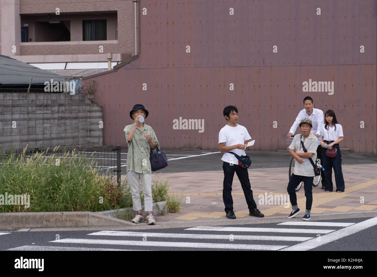 Les gens attendent pour traverser la route dans cette photo prise à partir d'un véhicule de premier ministre Theresa May's défilé lors de son arrivée à Kyoto, au Japon. Banque D'Images