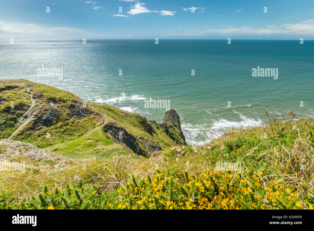 Une vue du haut de falaises sur l'océan bleu vert Banque D'Images
