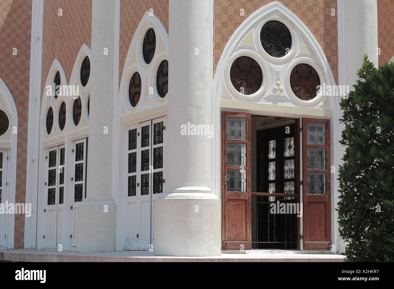 L'art ancien belle couleur porte miroir windows design islamique et de la direction générale de l'arbre vert Banque D'Images