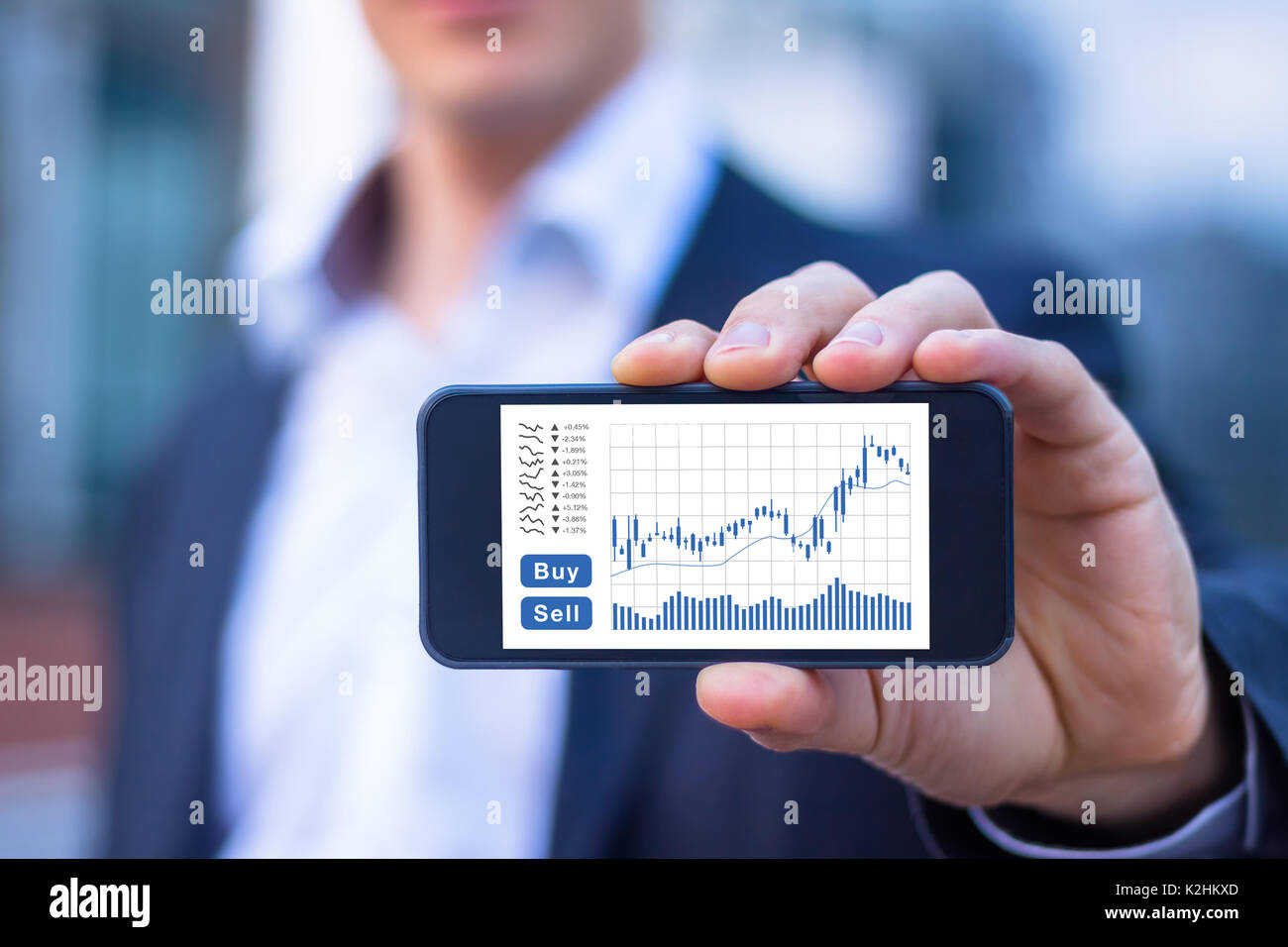 Montrant l'écran du smartphone professionnel avec interface de trading avec tableau de bord graphique chandelier, devis et acheter vendre des boutons, et de la bourse de fintech conc Banque D'Images