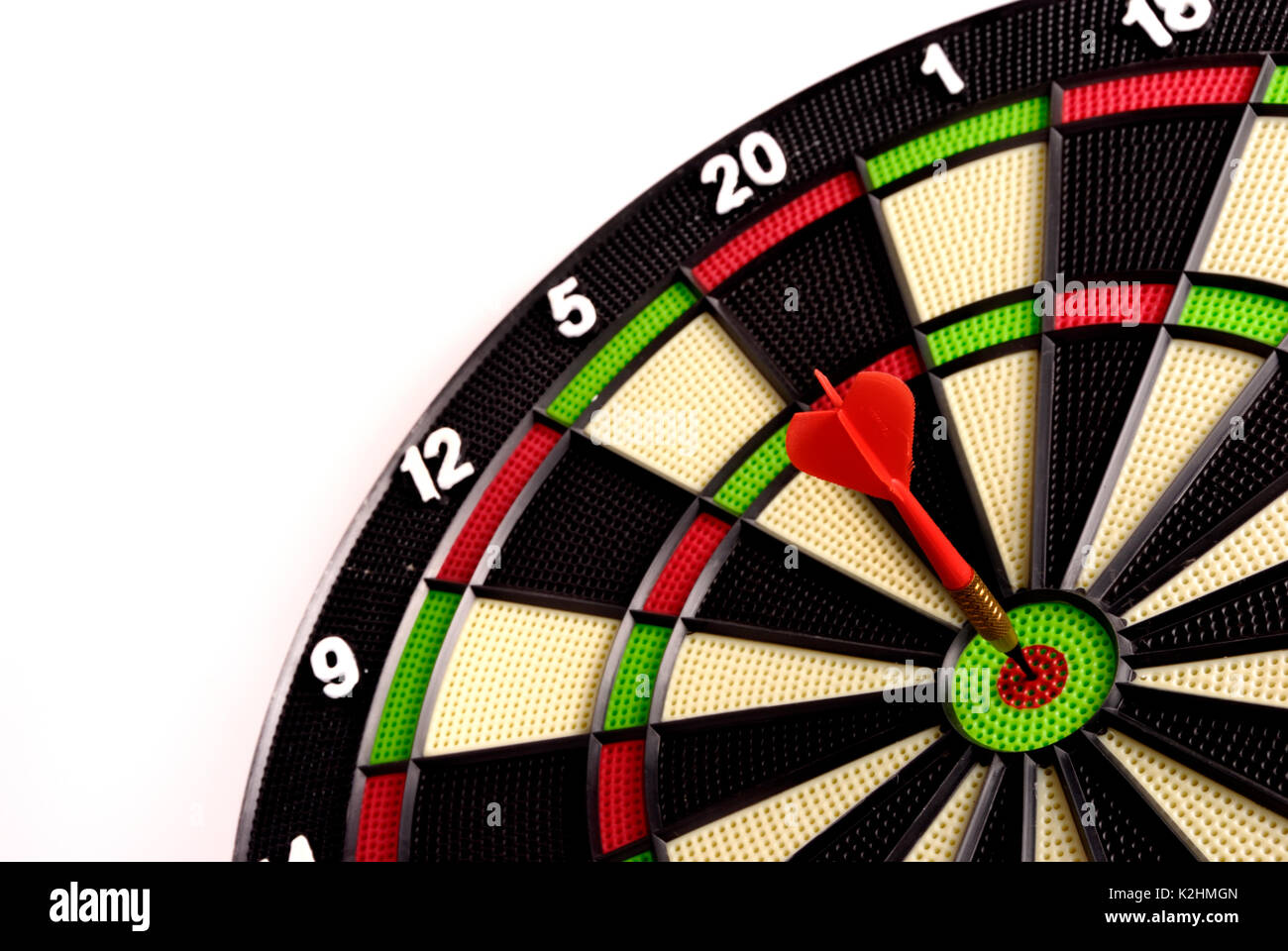 Dart rouge frapper l'oeil de boeuf sur une cible Banque D'Images