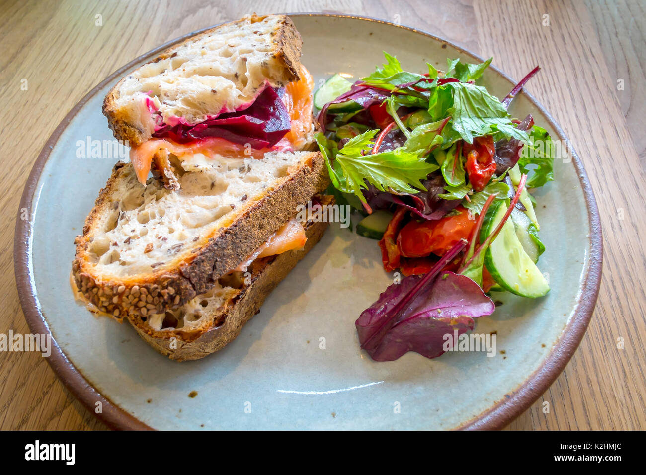Staal sandwich au saumon fumé avec crème de betteraves fromage sur pain au levain avec salade Banque D'Images