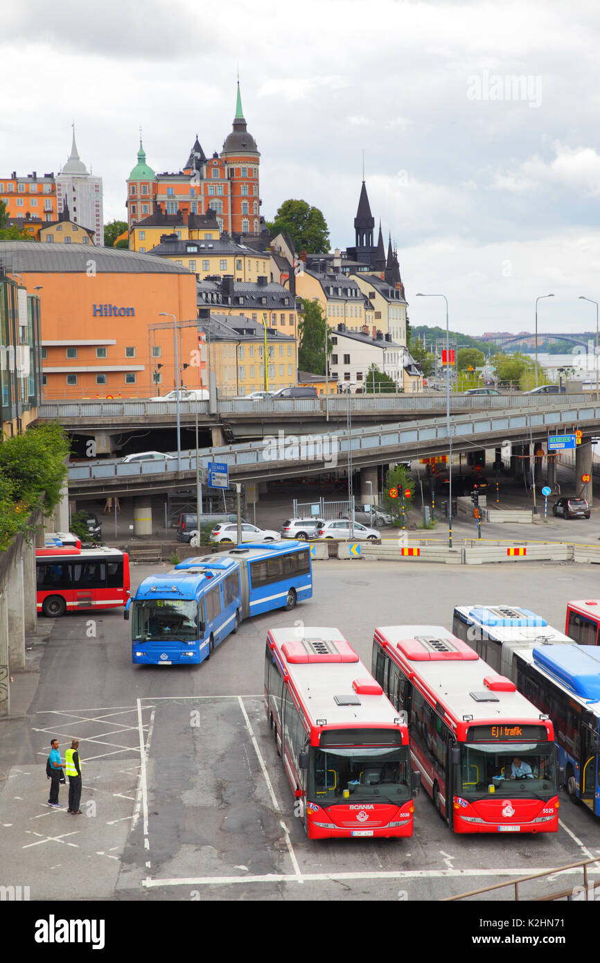 Stockholm, Suède - 25 juillet 2017 : Parking pour bus à proximité de la station de métro Slussen à Stockholm Banque D'Images