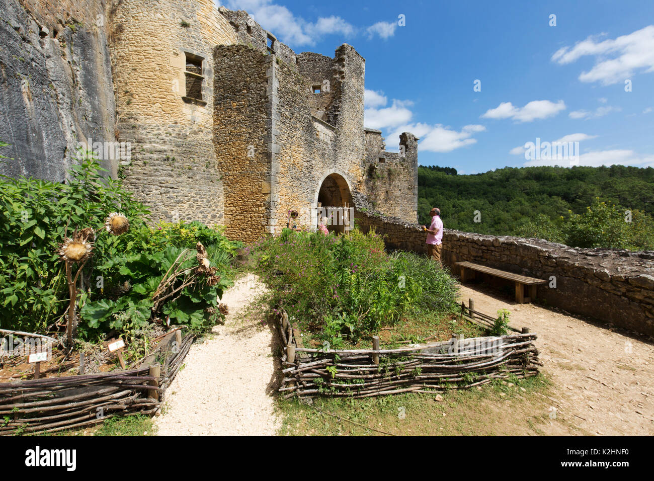 Chateau de bonaguil, les visiteurs dans le jardin, un château médiéval du 13ème siècle dans le Lot-et-Garonne, France Europe Banque D'Images