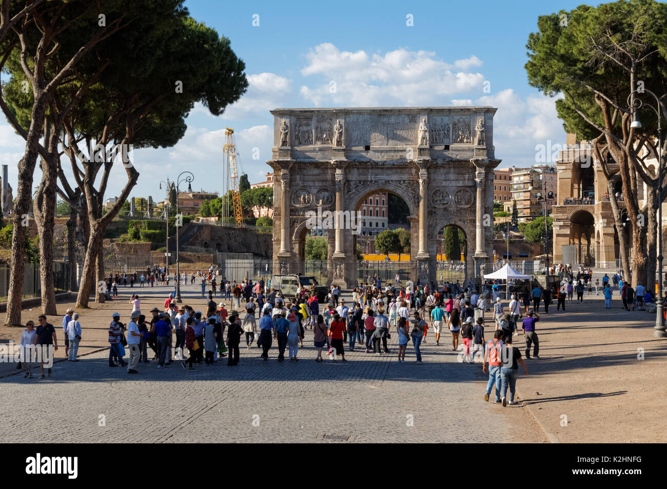 Les touristes en face de l'Arc de Constantin, Rome, Italie Banque D'Images