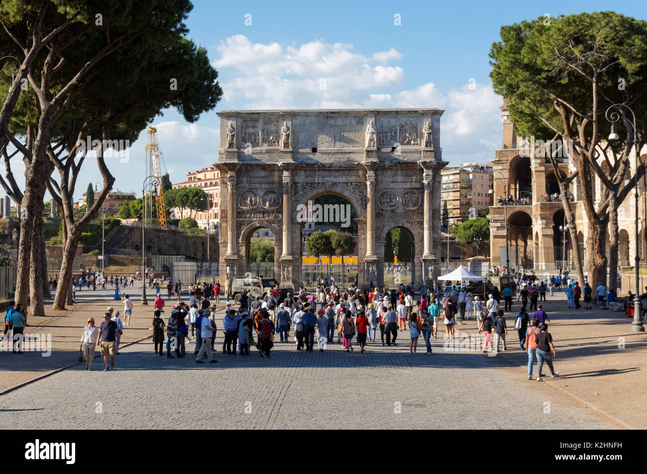 Les touristes en face de l'Arc de Constantin, Rome, Italie Banque D'Images
