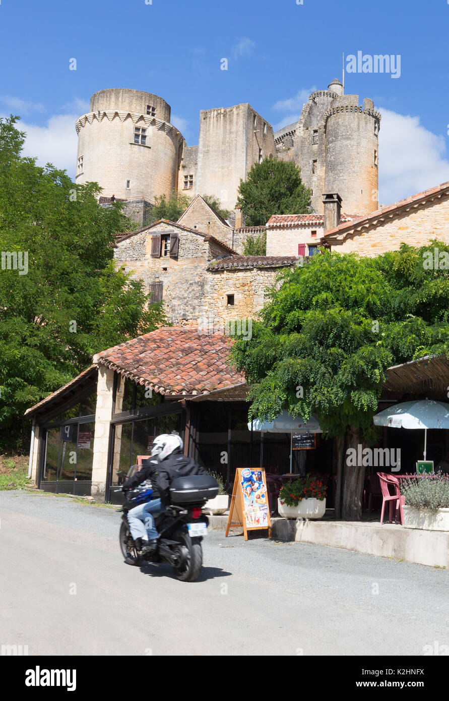 France moto - une moto passant le Château de Bonaguil, Lot et Garonne, Aquitaine France Banque D'Images
