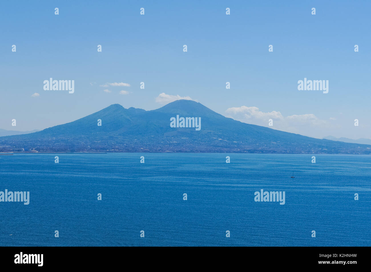 Vue sur la baie de Naples vers le Mont Vésuve, Italie Banque D'Images