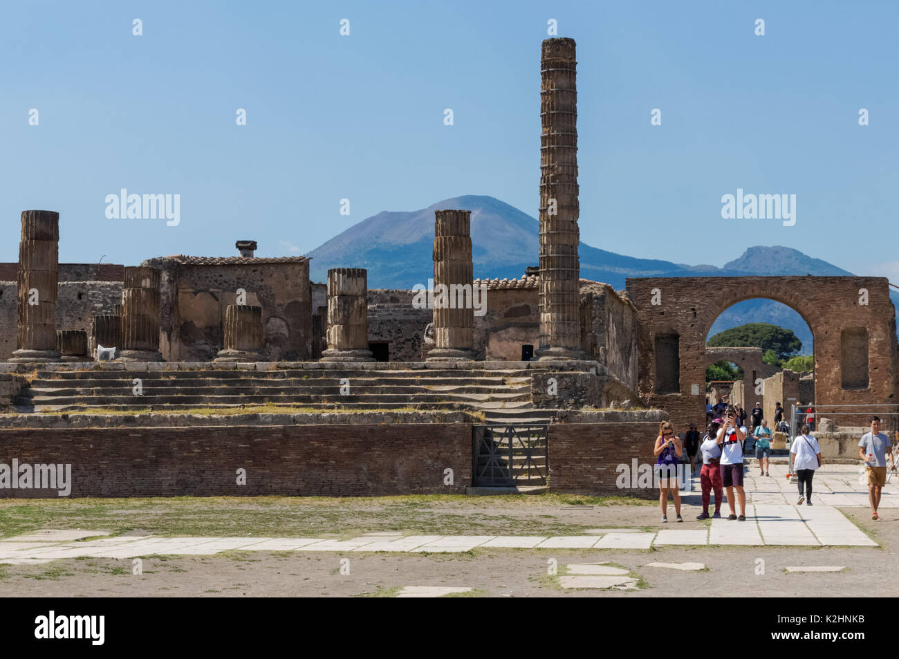 Les touristes visitant les ruines romaines de Pompéi, avec le Vésuve en arrière-plan, Italie Banque D'Images
