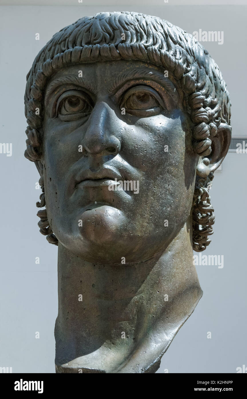 Tête en bronze de Constantin I dans les musées du Capitole, Rome, Italie Banque D'Images