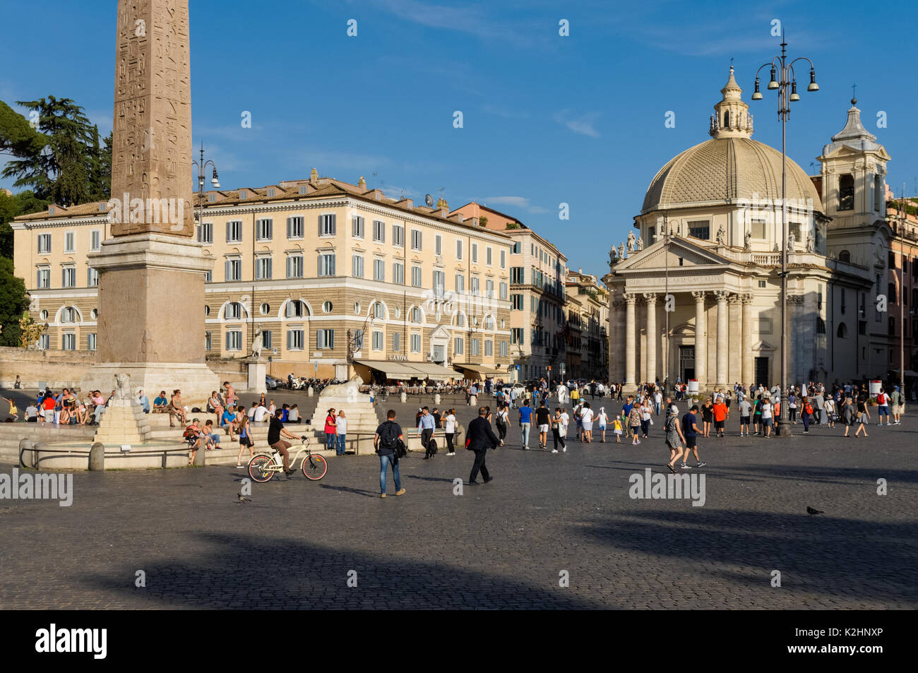 La Piazza del Popolo avec l'église Santa Maria di Montesanto dans l'arrière-plan, Rome, Italie Banque D'Images