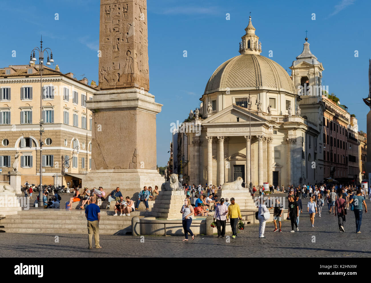 La Piazza del Popolo avec l'église Santa Maria di Montesanto dans l'arrière-plan, Rome, Italie Banque D'Images