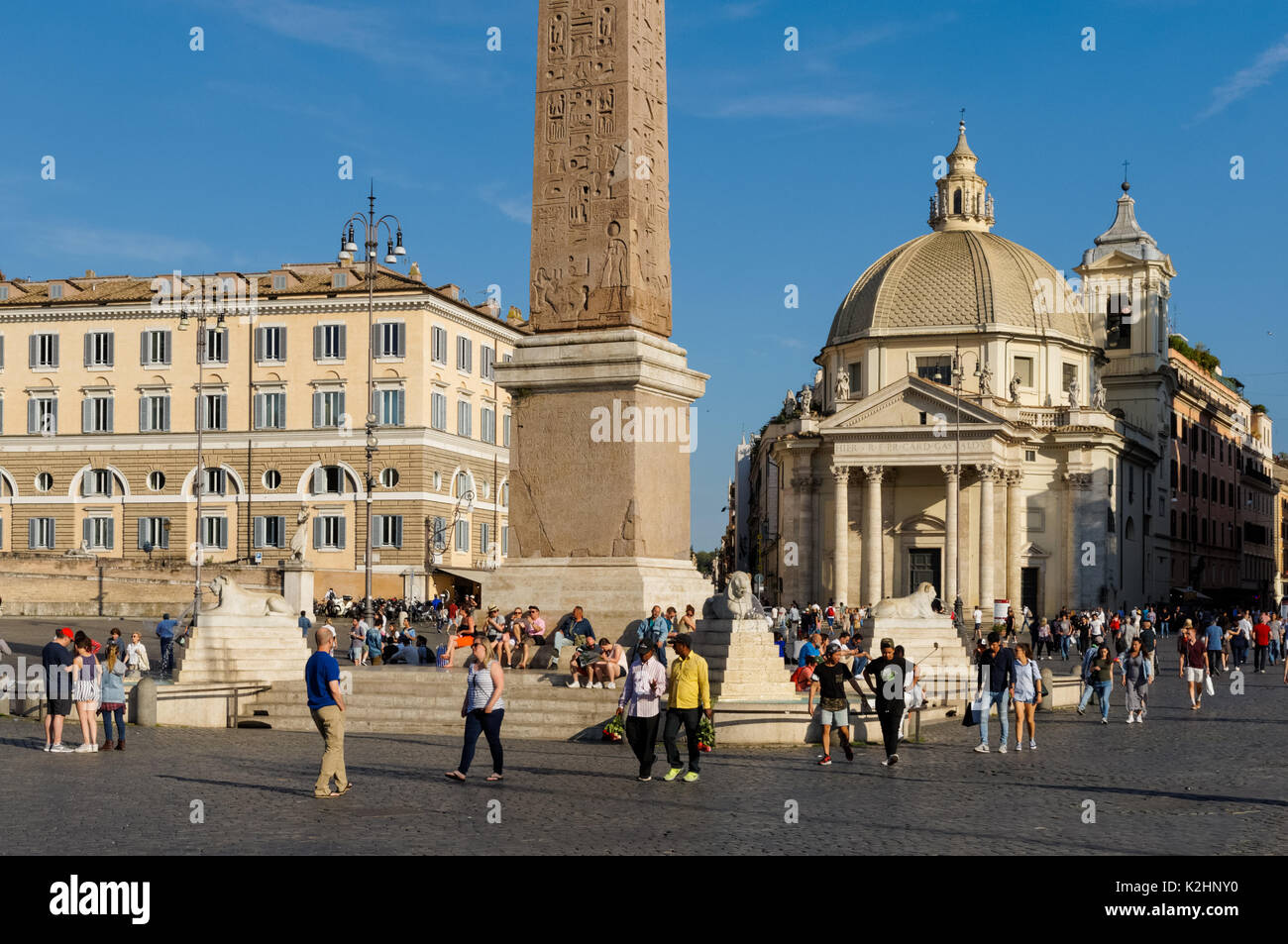 La Piazza del Popolo avec l'église Santa Maria di Montesanto dans l'arrière-plan, Rome, Italie Banque D'Images