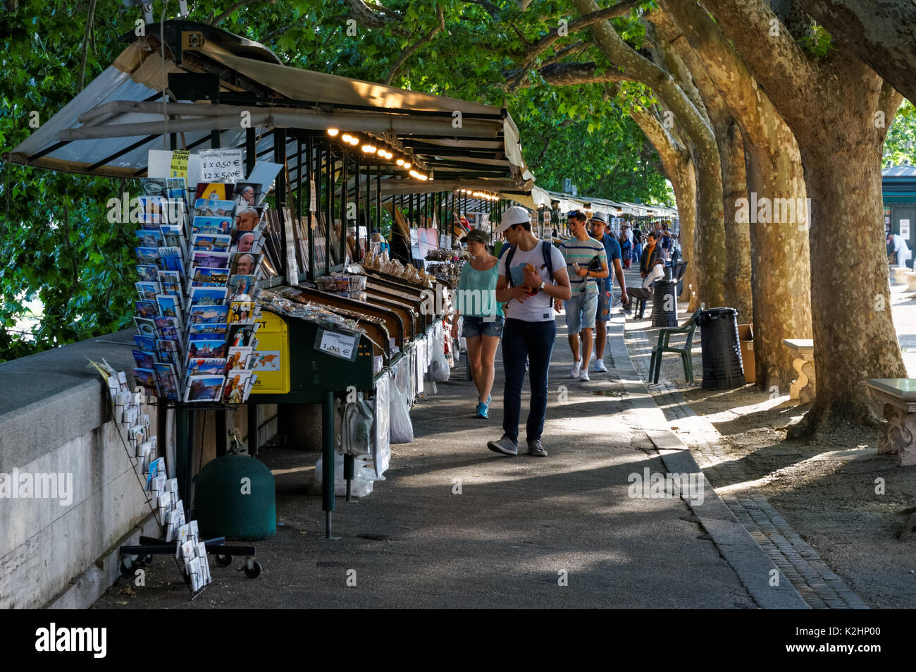 La rue du marché le long du Tibre à Rome, Italie Banque D'Images