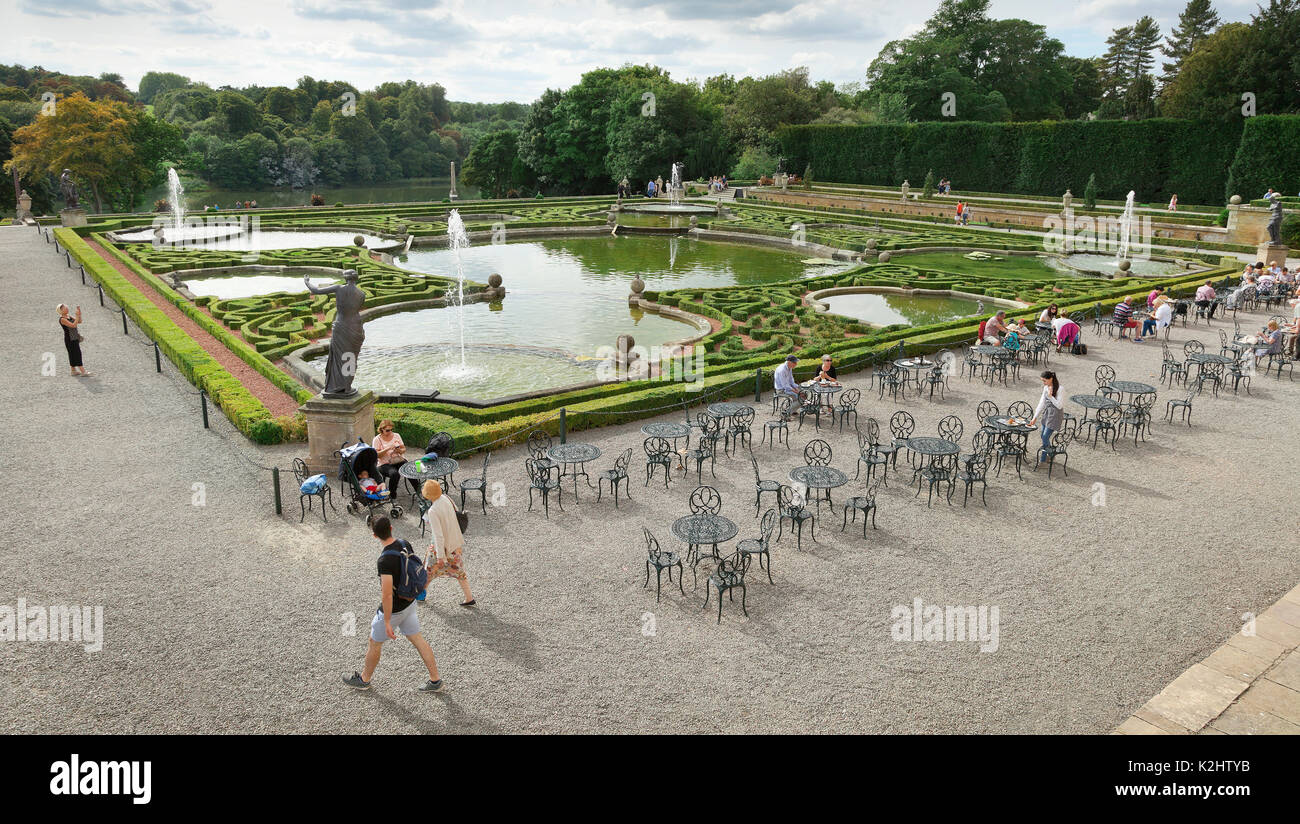 Blenheim Palace, Woodstock. UK, vue sur les jardins de l'eau à l'Ouest., les touristes profitant de l'heure du thé. Banque D'Images