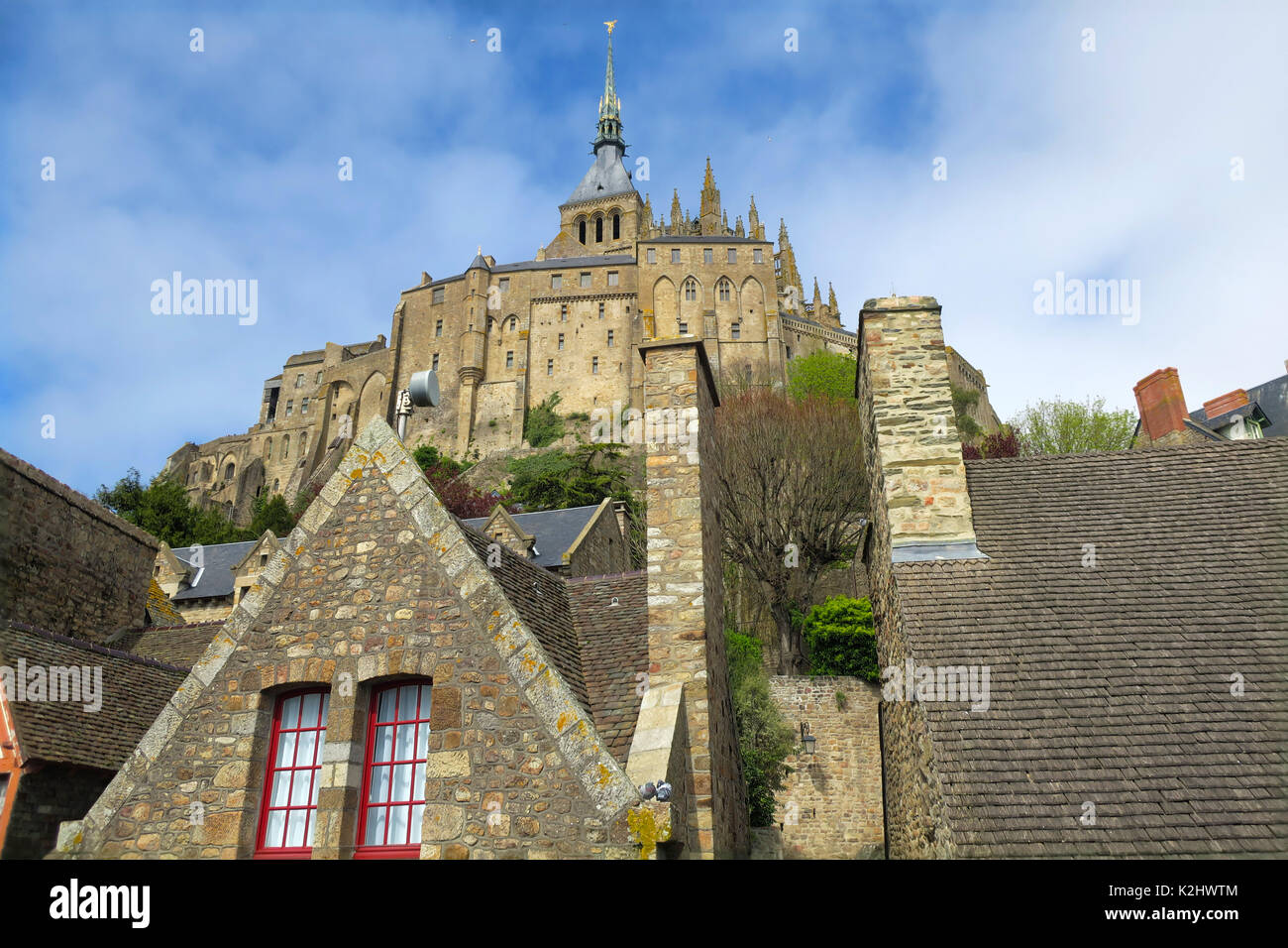 Vue vers le haut du Mont Saint-Michel de la ville médiévale à l'intérieur des murs de fortification en Normandie, France. Banque D'Images