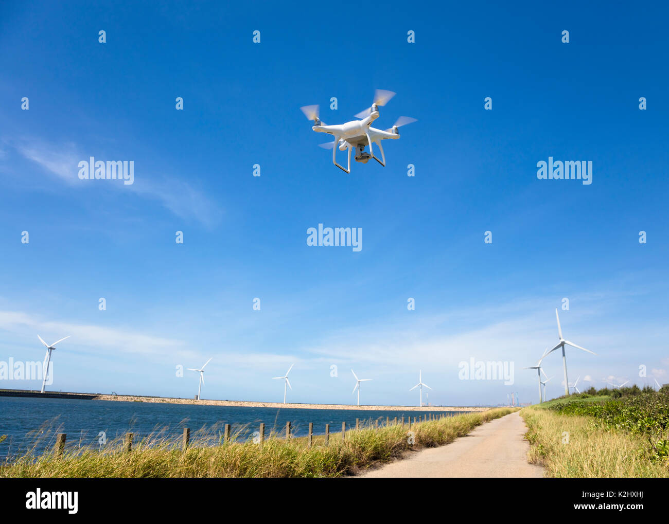 Drone survolant le ciel bleu avec wind turbine Banque D'Images