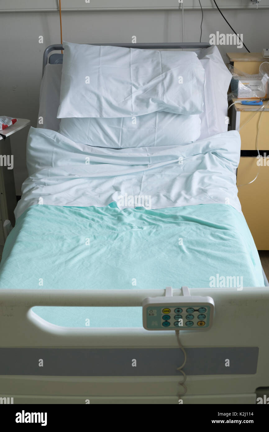 Un lit d'hôpital NHS vide sur un ward UK Photo Stock - Alamy