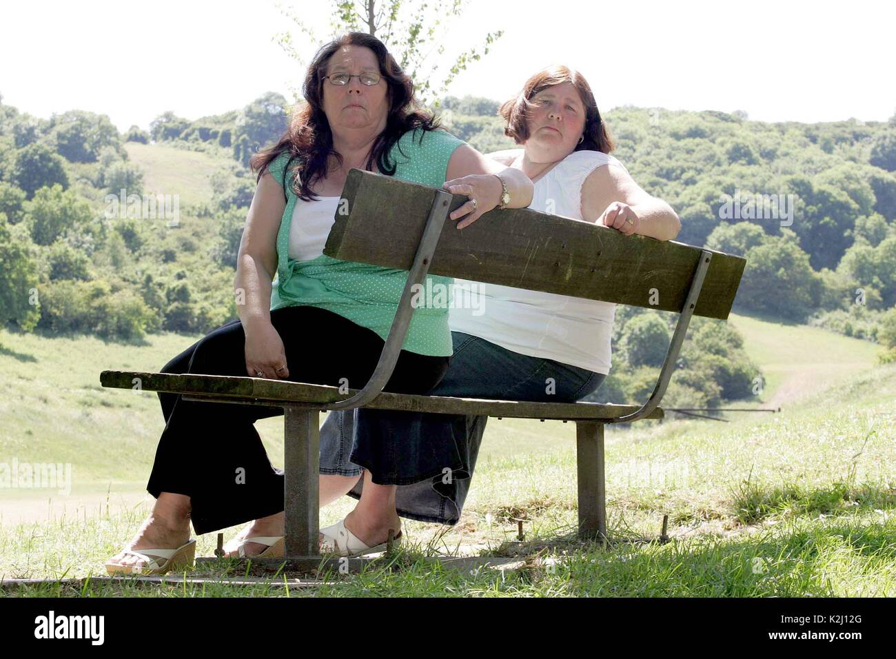 ' BRIGHTON SCHOOL GIRLS NICOLA FELLOWS ET KAREN HADAWAY ONT ÉTÉ RETROUVÉS MORTS DANS LE PARC SAUVAGE, Brighton, en octobre 1986. Photo N'EST MICHELLE JOHNSON : KAREN HADAWAYS MAMAN (vêtu de blanc en haut) et SUE EISMANN : NICOLA FELLOWS MAMAN (WEARING GREEN TOP). *Photo DE PARC SAUVAGE ONT ÉTÉ LES FILLES ONT ÉTÉ trouvés. Assis SUR LE BANC DES FILLES.* Banque D'Images