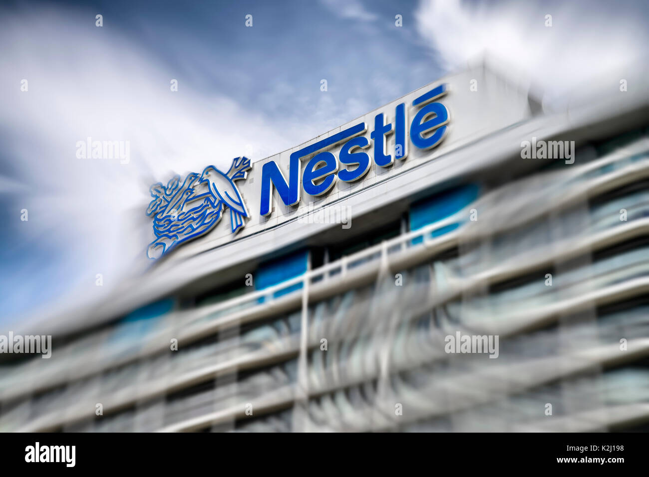 Nestlé Logo sur le bâtiment de la siège à Francfort avec motion blur Banque D'Images