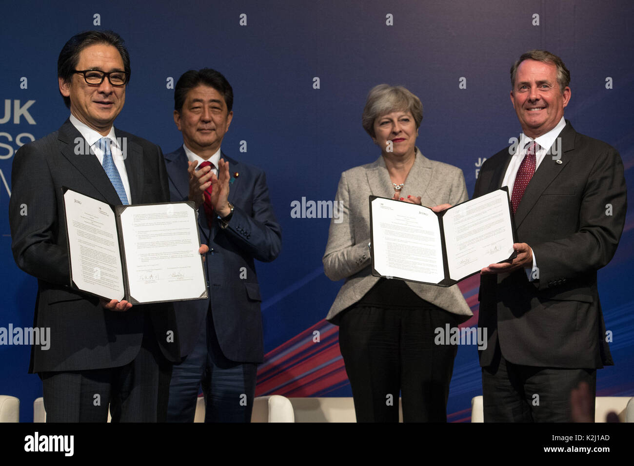 (De gauche à droite) Le président de l'Organisation japonaise du commerce extérieur Hiroyuki Ishige, Premier ministre japonais Shinzo Abe, Premier ministre Theresa Mai et Commerce international Secrétaire Liam Fox, poser pour des photos avec des protocoles d'entente sur le commerce au cours d'un forum d'affaires à Tokyo. Banque D'Images