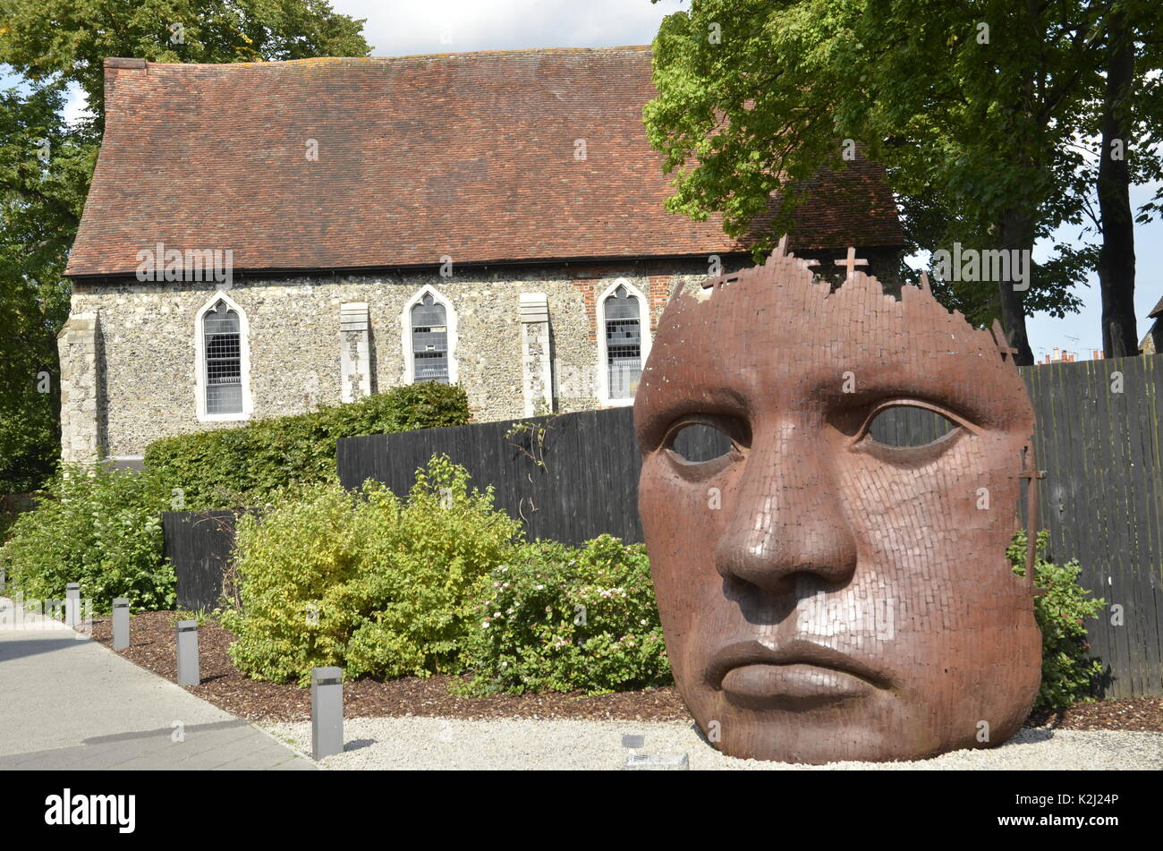 Une sculpture à l'extérieur du théâtre Marlowe à Canterbury, Kent. Nommé d'après le poète et dramaturge Christopher Marlowe. Banque D'Images