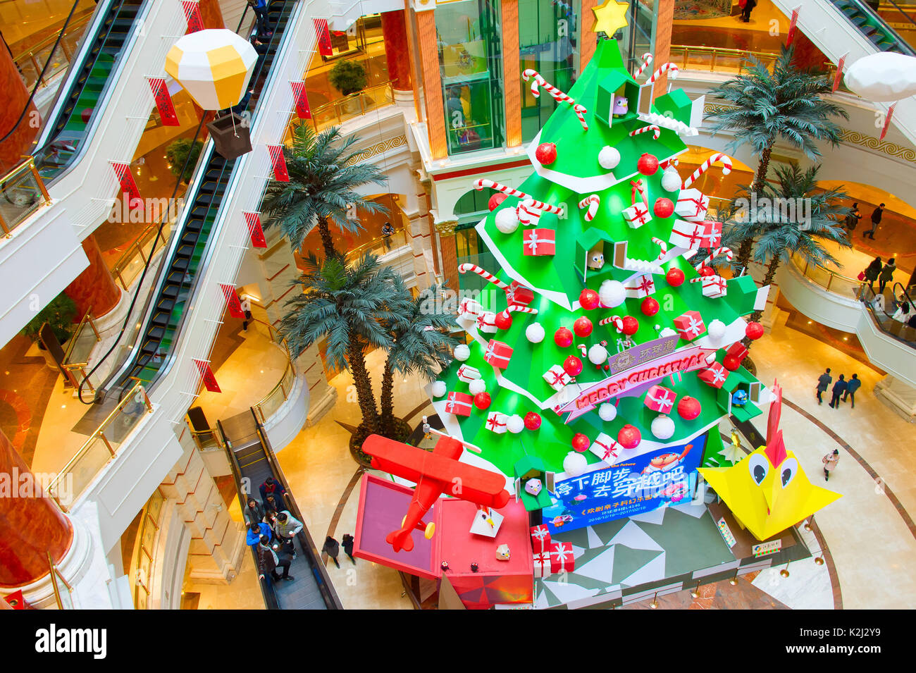 SHANGHAI, CHINE - 28 décembre 2016 : Nouvel An des arbres à port mondial shopping mall à Shanghai, Chine. Il a une superficie de 480 000 mètres carrés. Banque D'Images