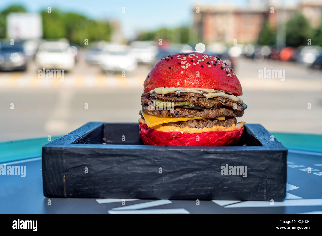 Burger Restaurant avec petit pain rouge sur planche de bois Banque D'Images