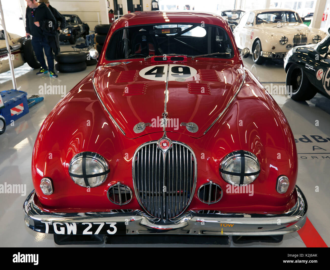 Vue frontale d'une Jaguar 1959 3,4 litre race car dans le puits à l'International 2017 Silverstone Classic Banque D'Images