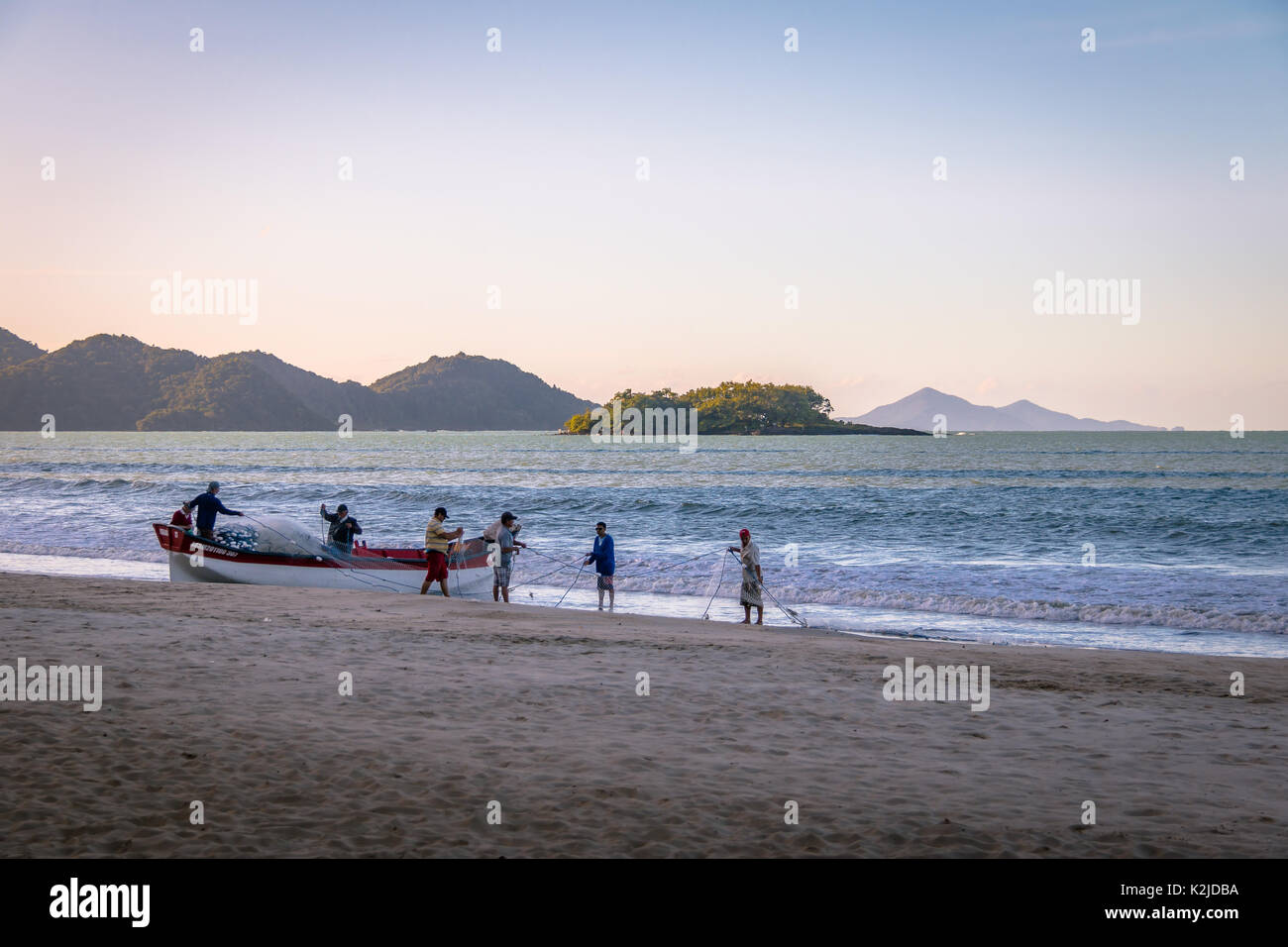 Plage des pêcheurs à l'île de Ilha das Cabras sur arrière-plan - Balneario Camboriu, Santa Catarina, Brésil Banque D'Images