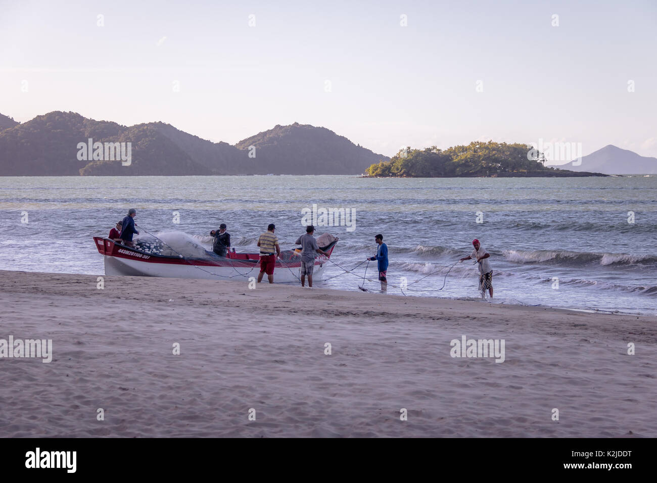 Plage des pêcheurs à l'île de Ilha das Cabras sur arrière-plan - Balneario Camboriu, Santa Catarina, Brésil Banque D'Images