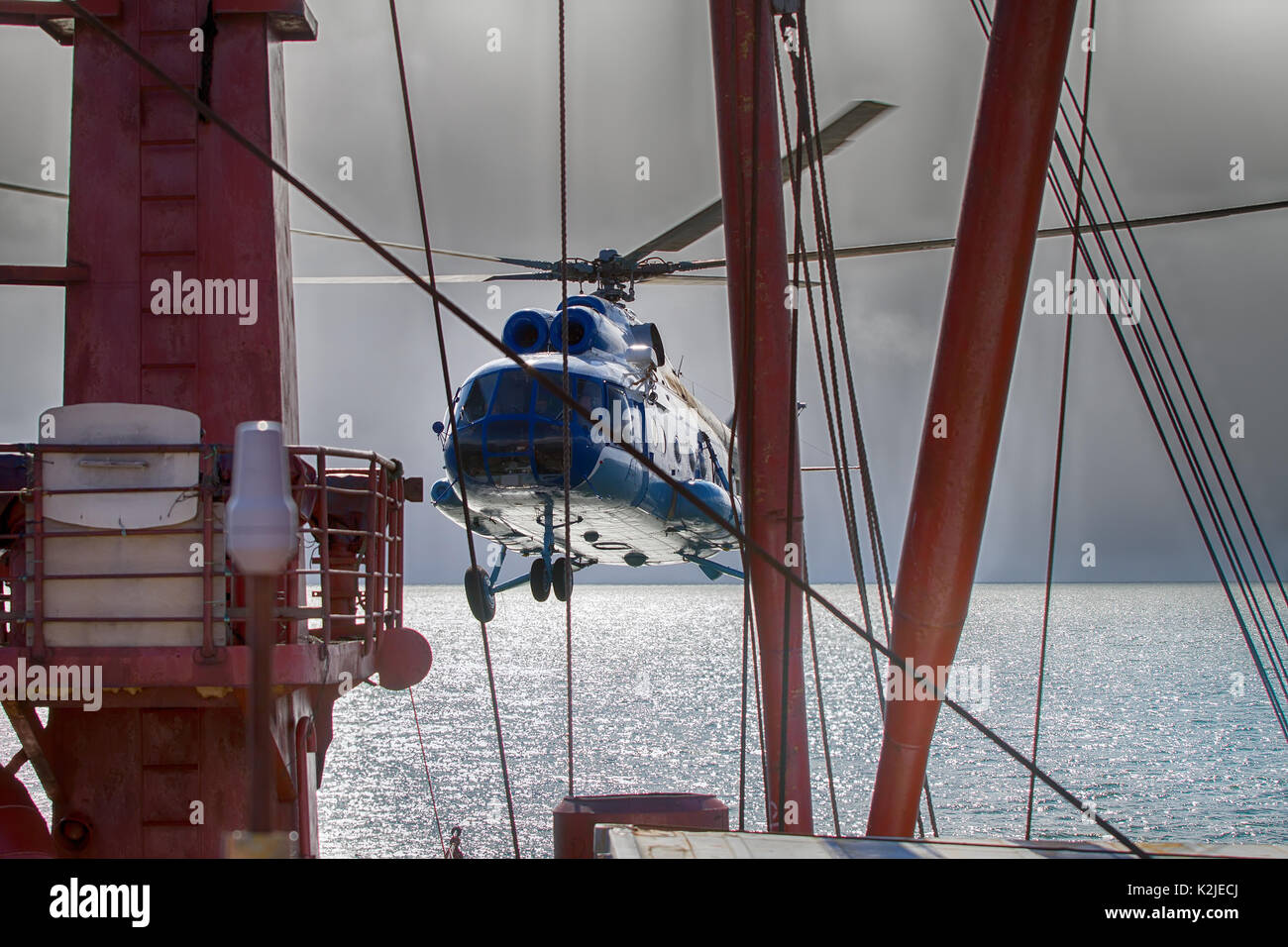 Des navires en état de naviguer, d'hélicoptère Hélicoptère. Hélicoptère décolle du pont du brise-glace avec objectif d'explorateurs d'atterrissage Banque D'Images