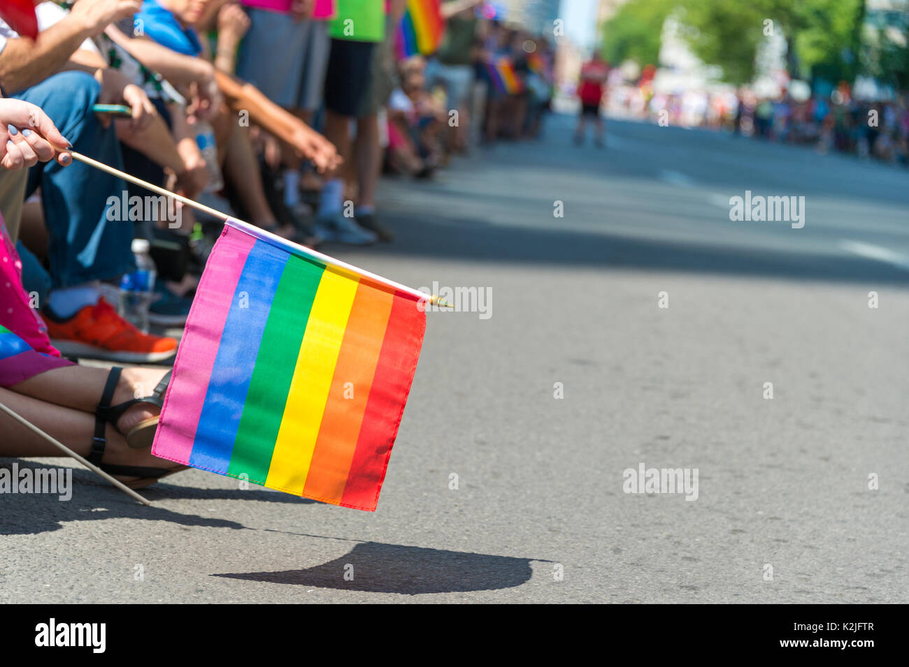 Drapeau arc-en-ciel gais à Montréal Gay Pride Parade 2017 avec spectateurs trouble dans l'arrière-plan Banque D'Images