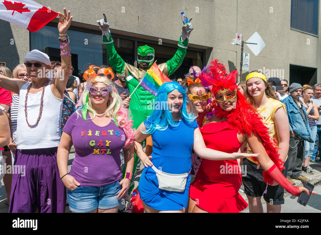 Montréal, CA - 20 août 2017 : Heureux et souriant de spectateurs assistant à la parade de la Fierté gaie de Montréal. Banque D'Images