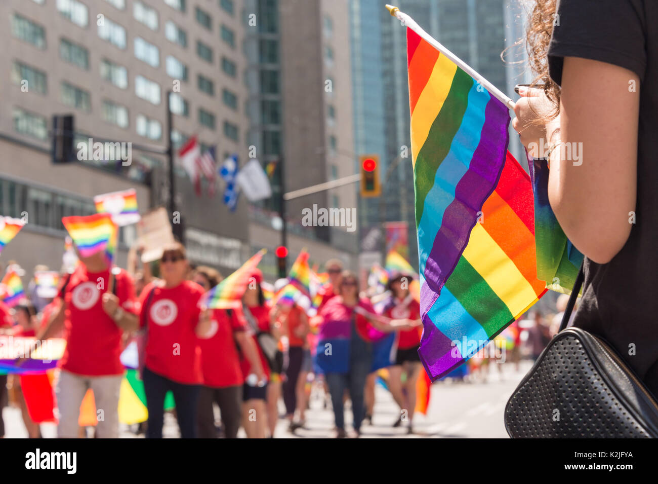 Drapeau arc-en-ciel gais à Montréal Gay Pride Parade 2017 avec spectateurs trouble dans l'arrière-plan Banque D'Images